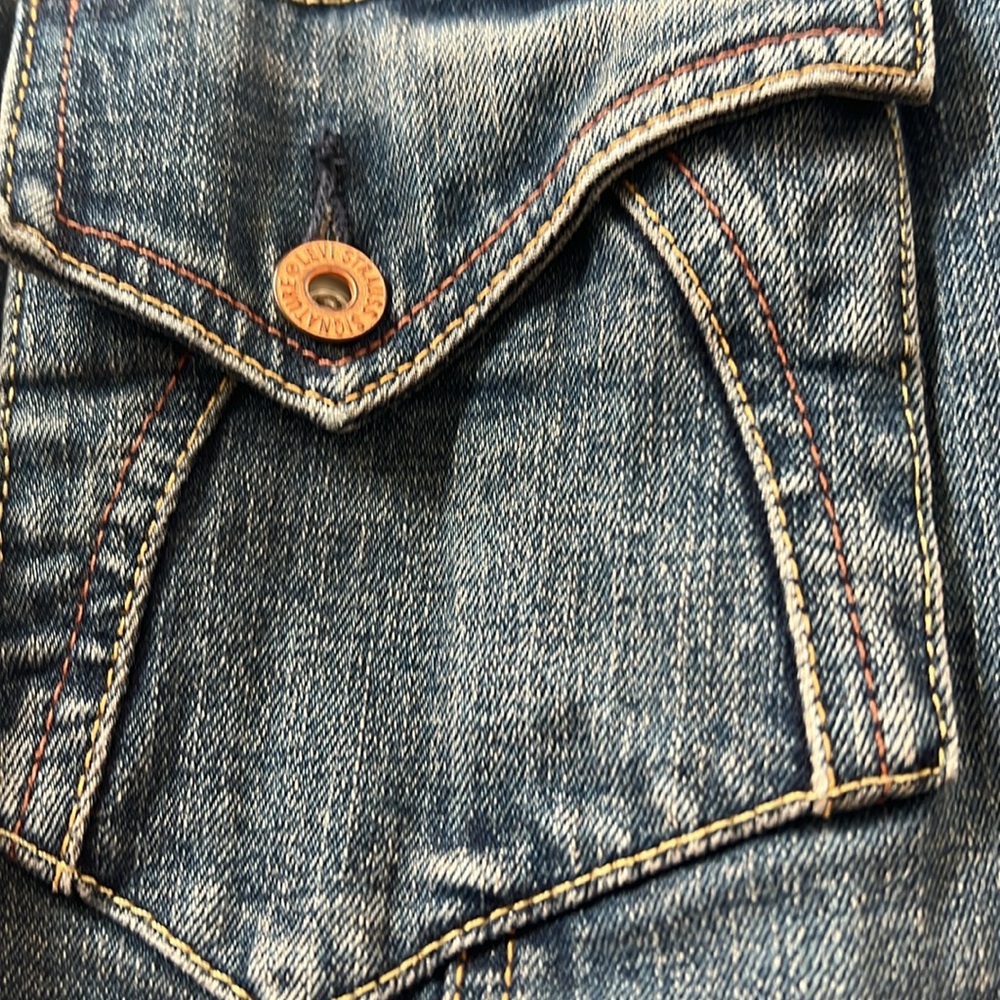 Rarely worn (maybe 2x) Vintage Size Med. Levi’s Blue Denim Blazer. - Picture 6 of 10